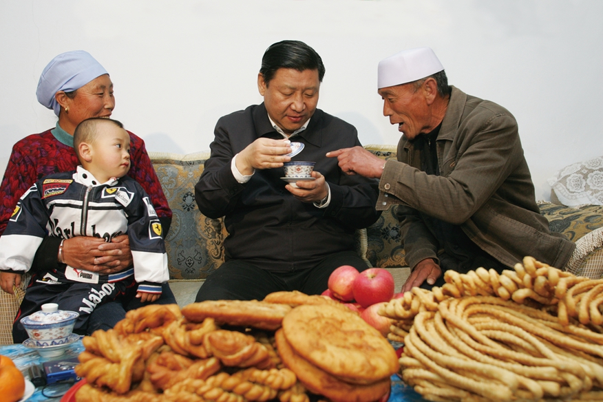 2008年4月8日,习近平看望固原市原州区开城镇深沟村回族农民金学文一家。