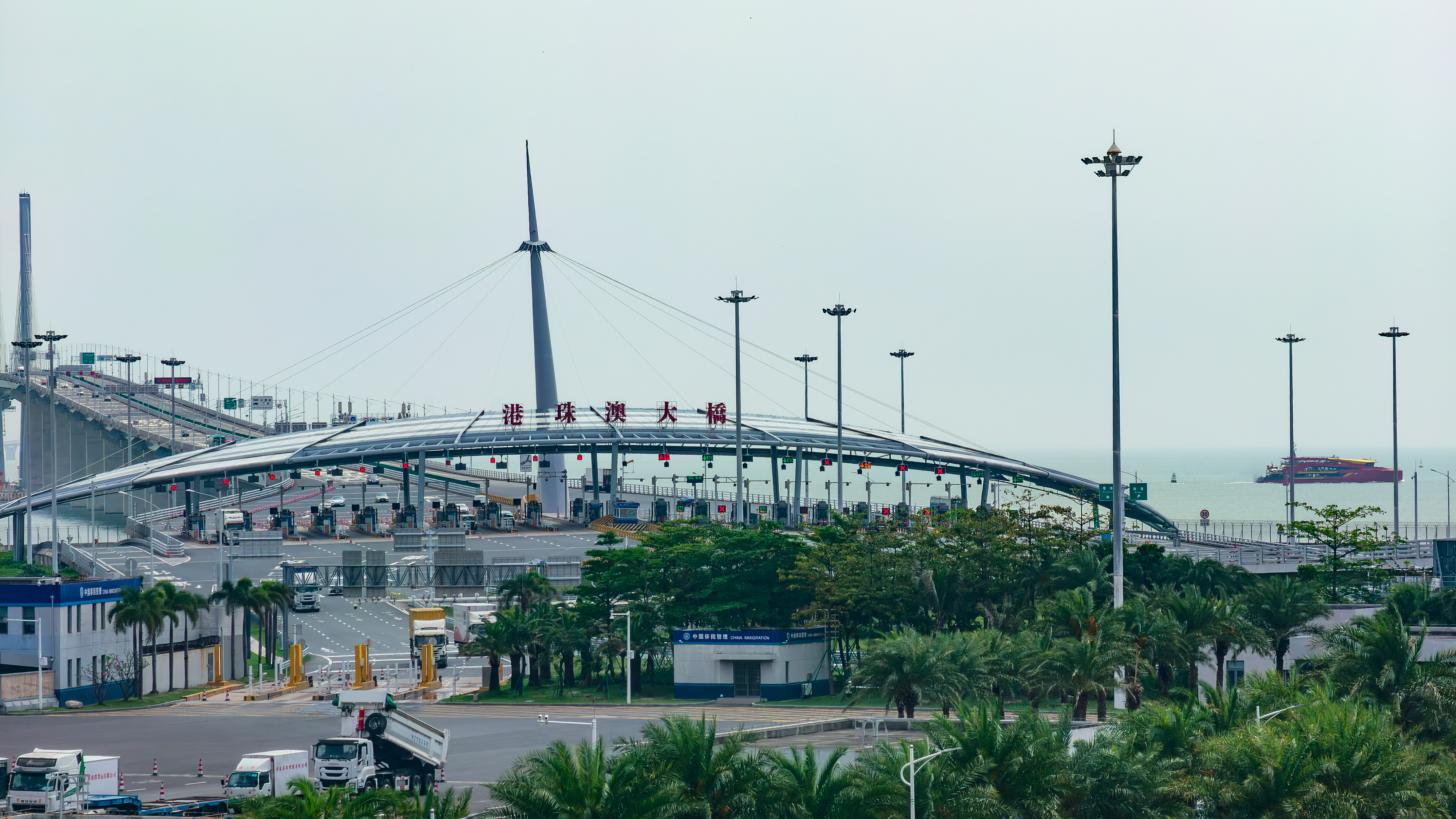 2026年5月3日，五一假期，港珠澳大桥珠海公路口岸，密集车流在通关通道有序通行，现场一派繁忙景象。