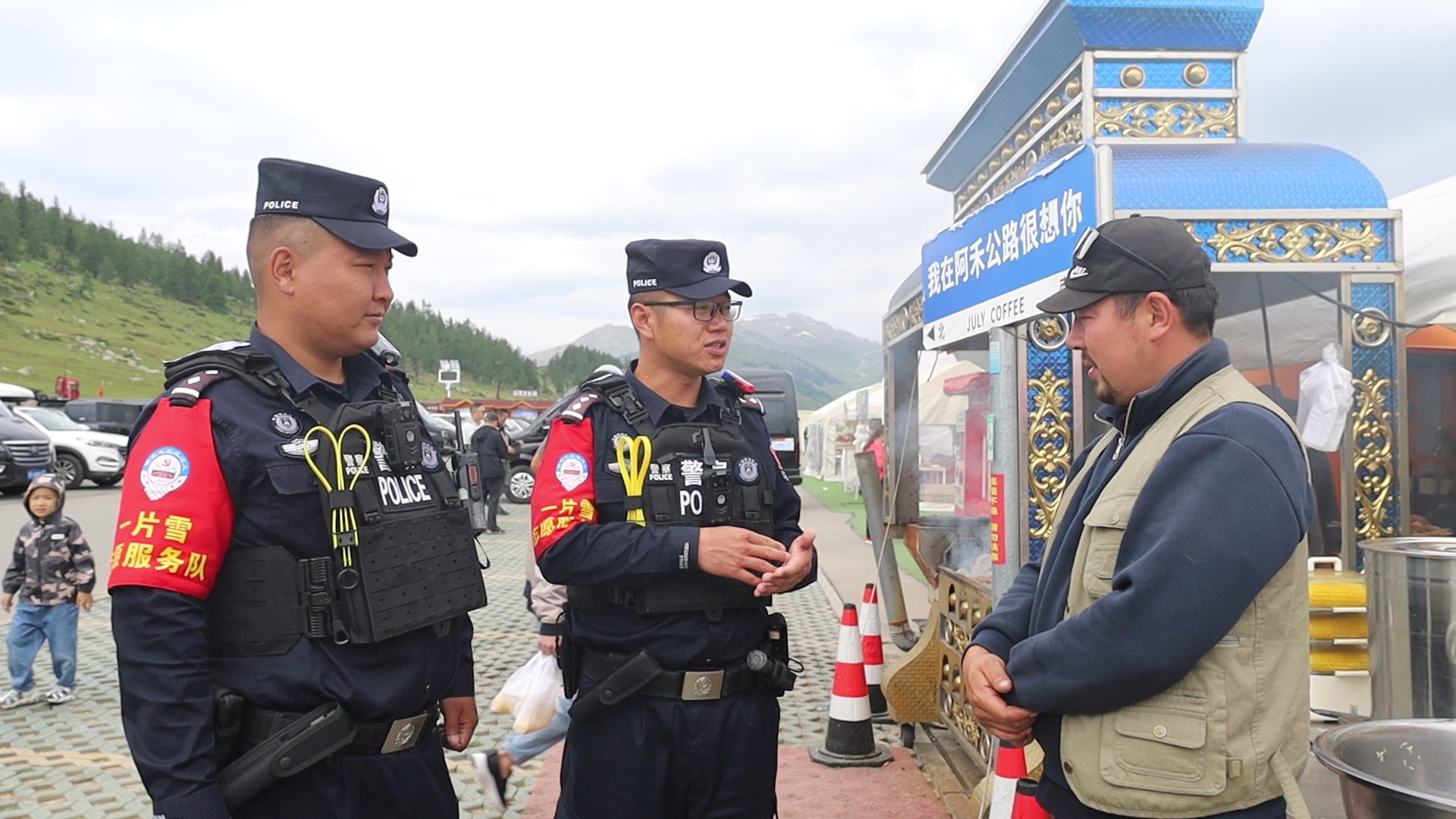 民警走访阿禾公路沿线商户，宣讲规范经营、边境安全、安全生产相关事宜。（乌站）
